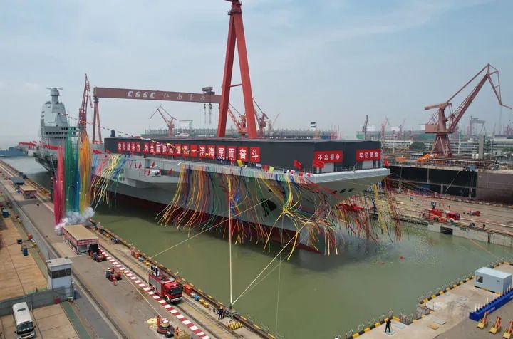 八萬(wàn)余噸！電磁彈射！福建艦下水命名